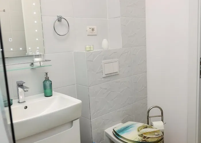 Vecini Cu Marea * كوستِنيست